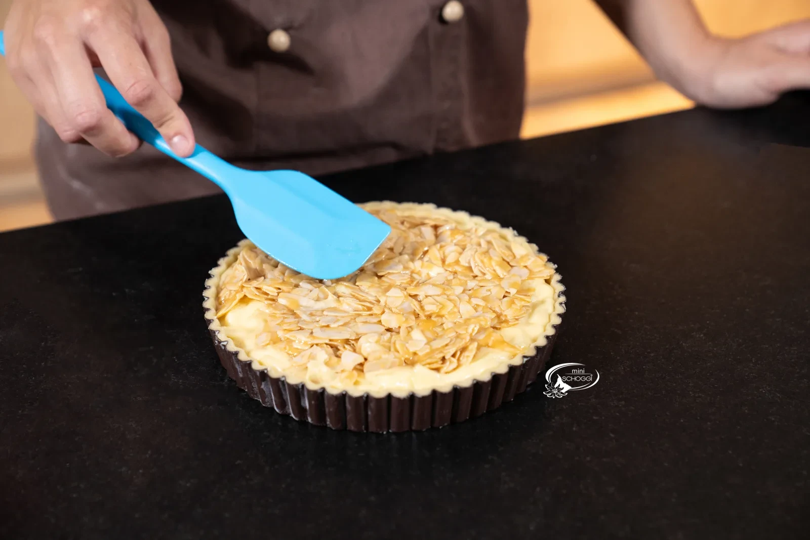 La crostata è completamente ricoperta dalla copertura dorata di mandorle