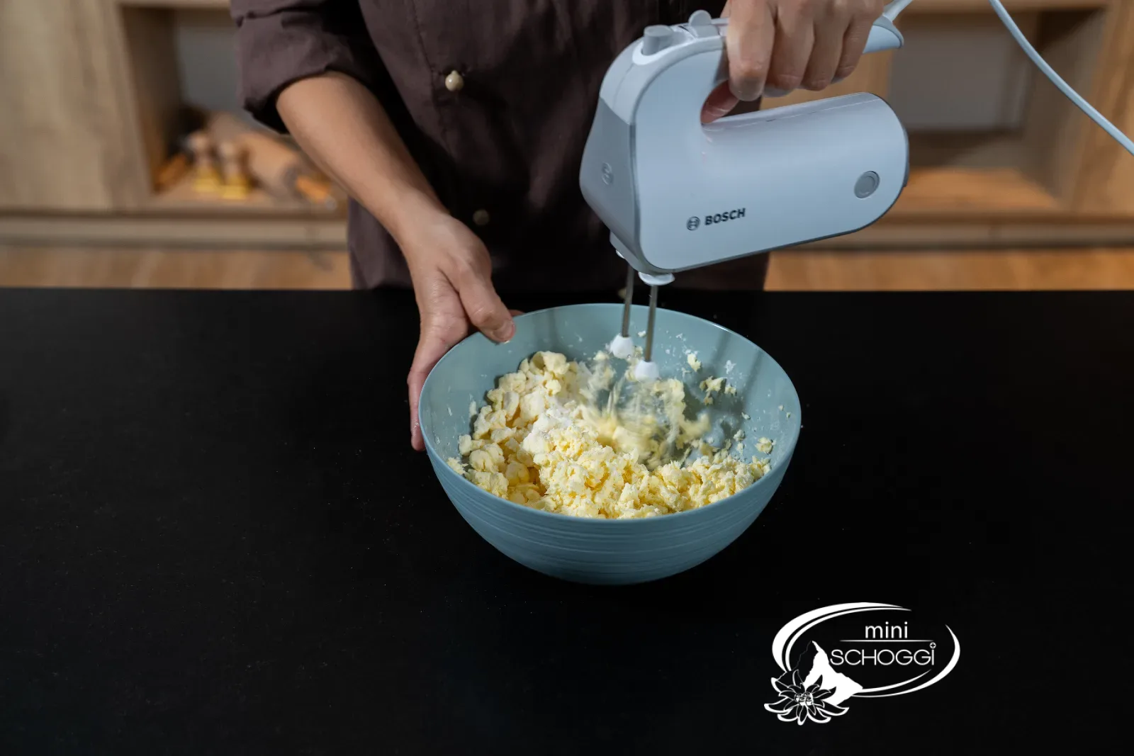 Butter und Staubzucker werden mit dem Handmixer schaumig geschlagen
