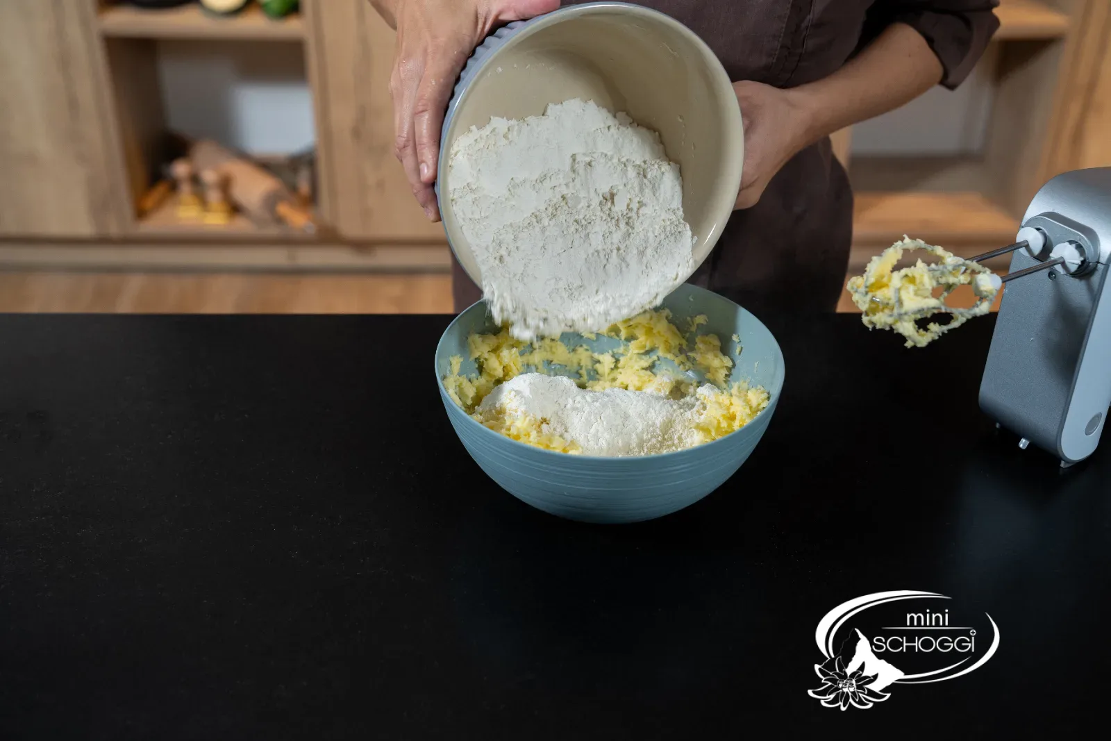Mehlmischung wird zur Buttermasse geschüttet