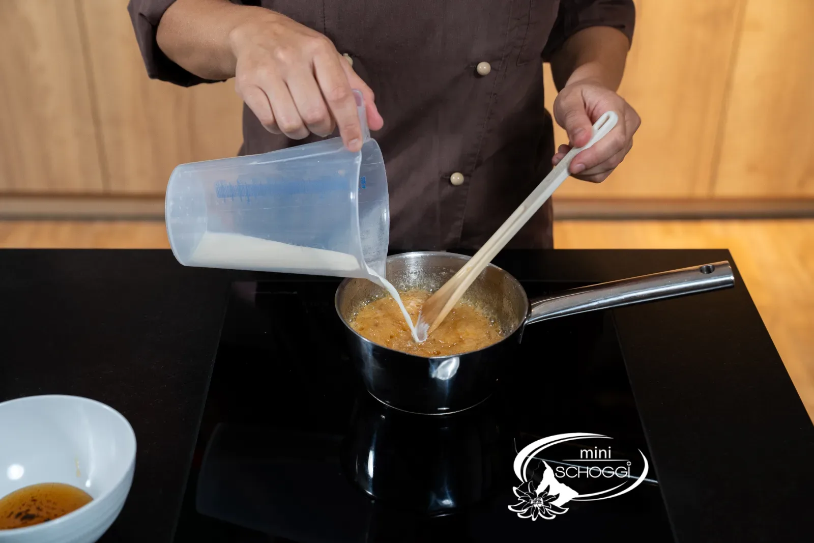 Milch wird in die Karamellmasse gegossen