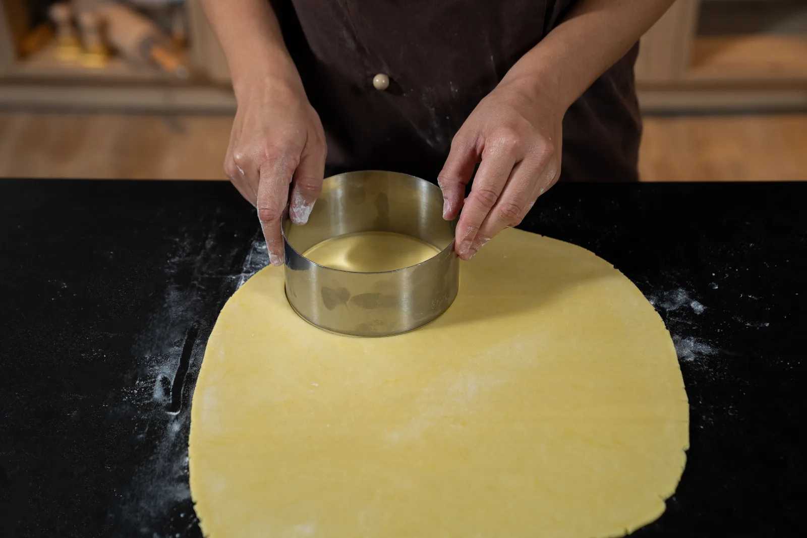 Deckel wird mit einem Tortenring Ø 14 cm aus dem Teig ausgestochen