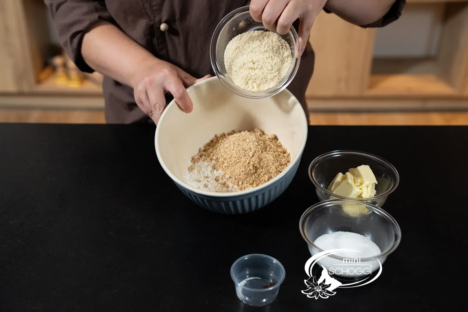 Ajouter les amandes moulues à la farine et aux noisettes