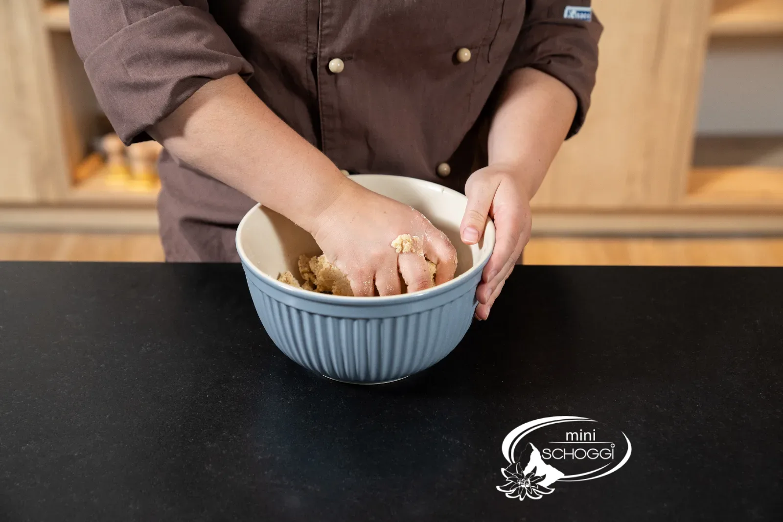 Pétrir la pâte à la main dans le bol