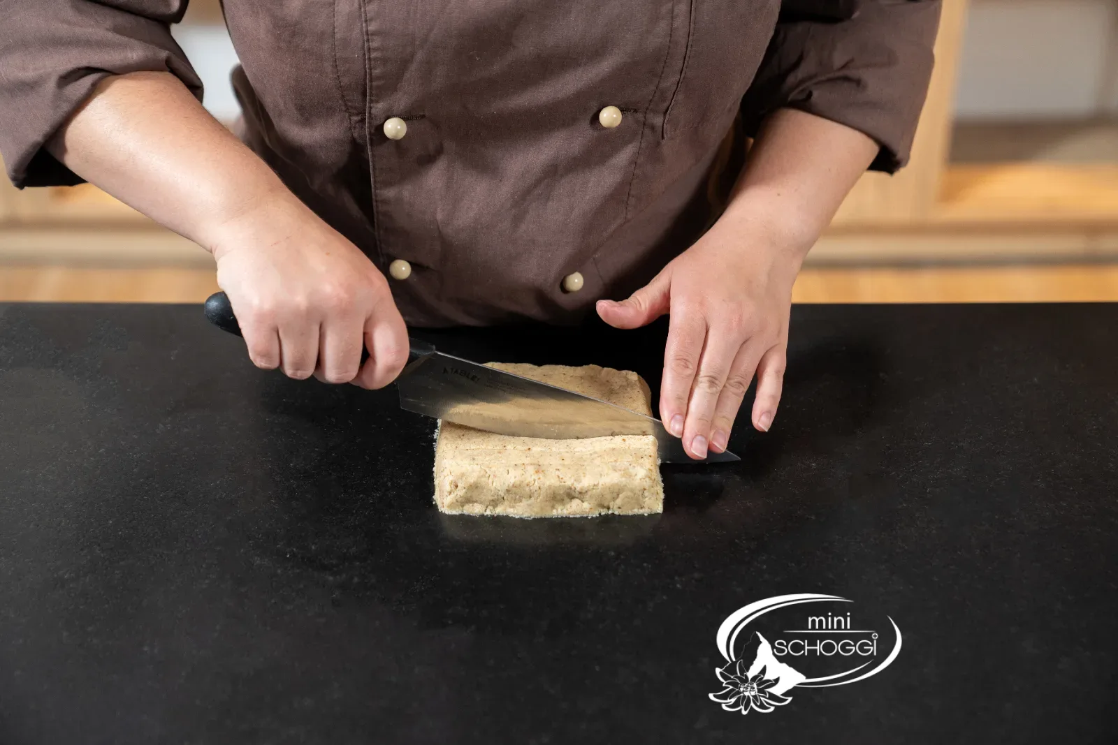 Couper le bloc de pâte en bandes au couteau