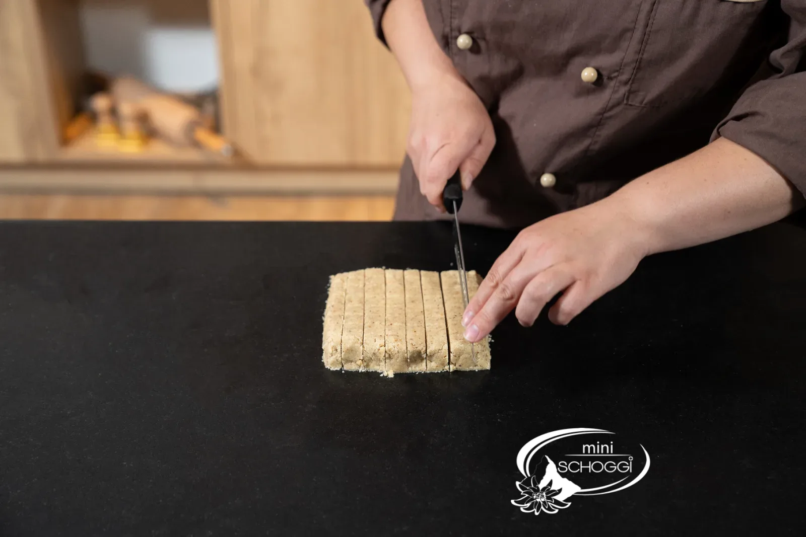 Découper les bandes de pâte en petits cubes