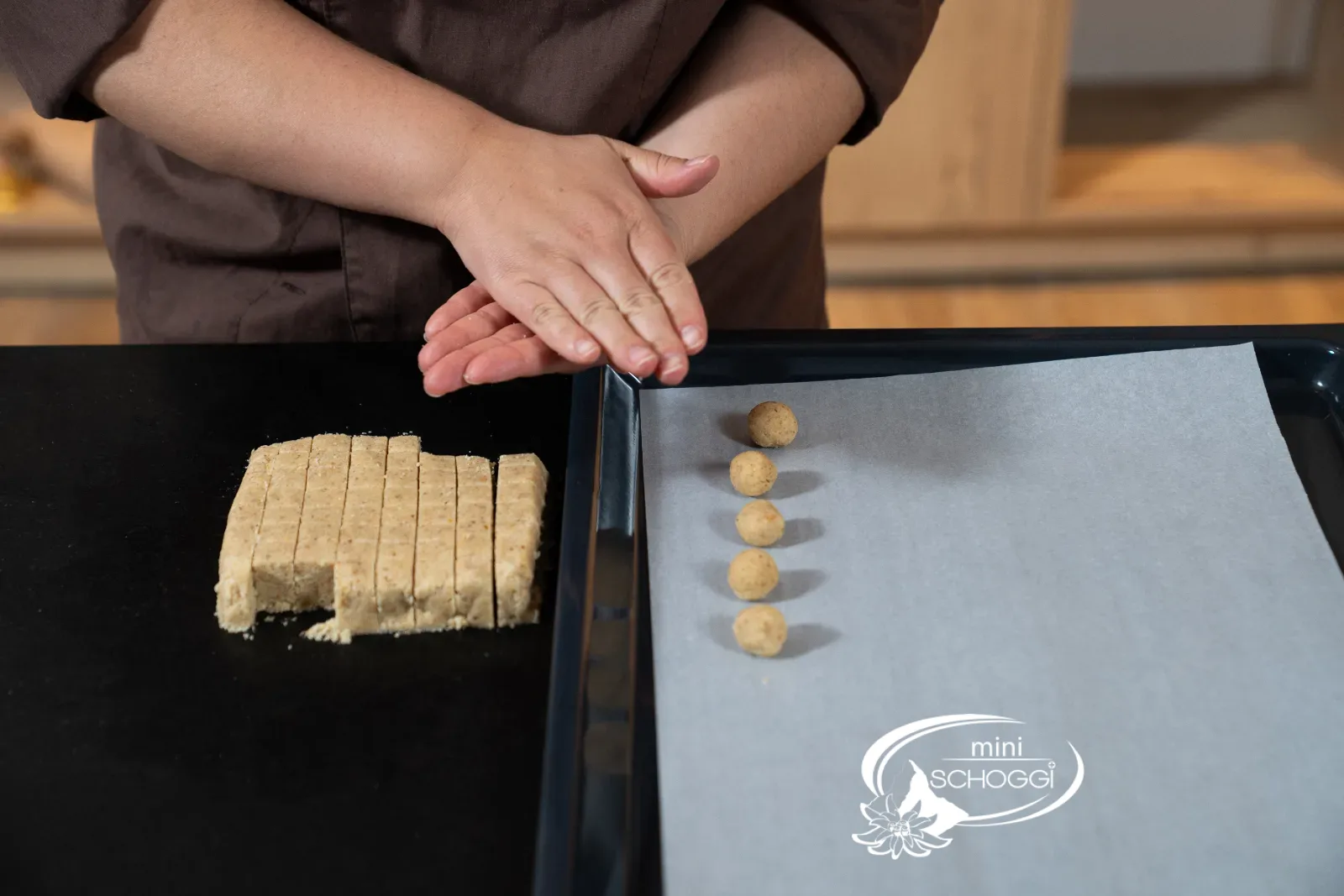 Rouler les cubes de pâte entre les mains pour former des boules
