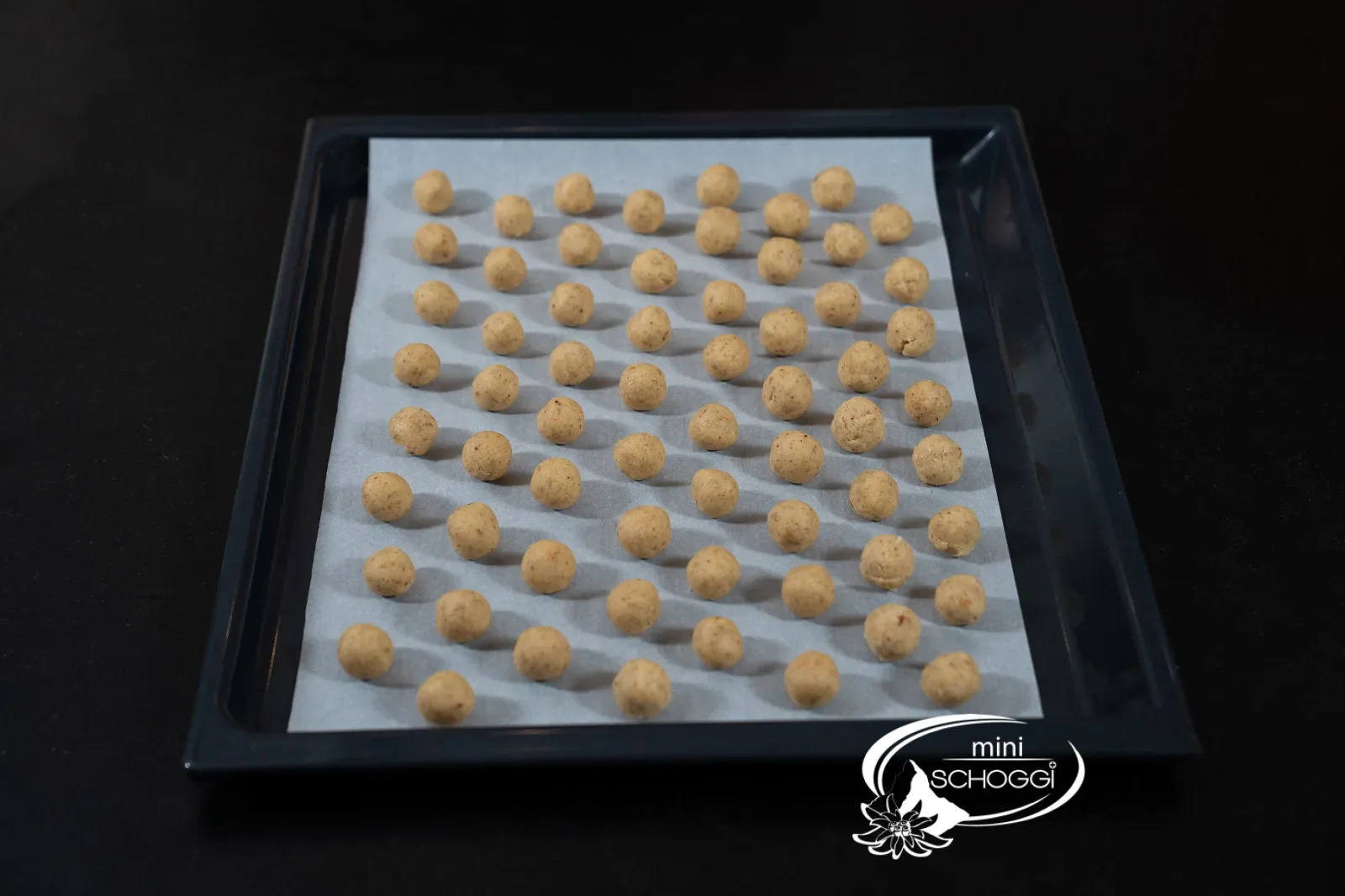 Plaque de cuisson couverte de boules de pâte