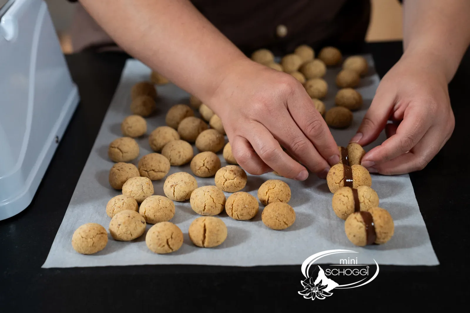 Baci di dama assemblés sur le papier cuisson