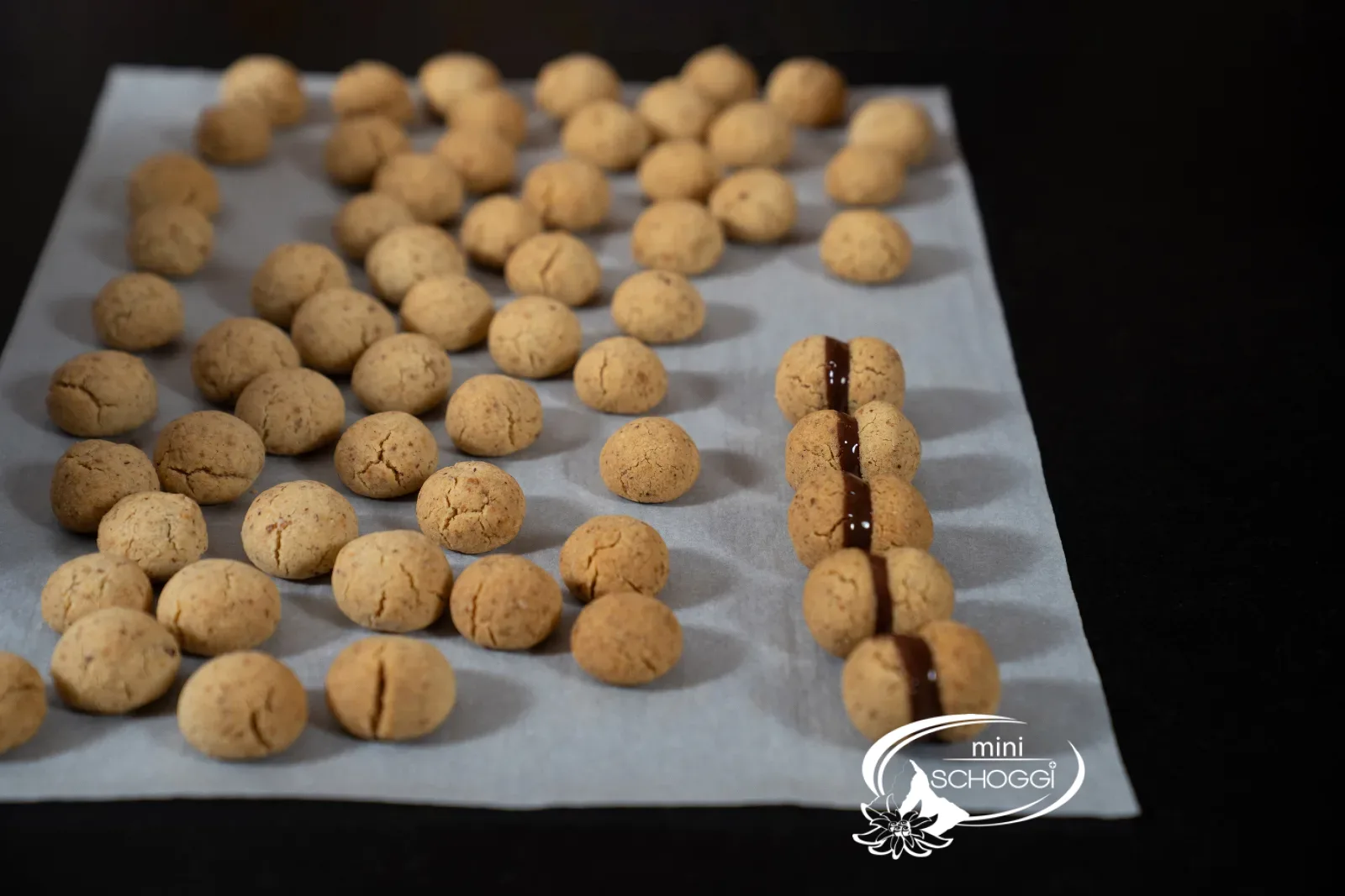 Baci di dama qui sèchent sur le papier cuisson