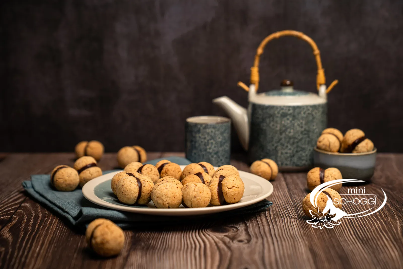 Assiette de baci di dama à côté de la théière