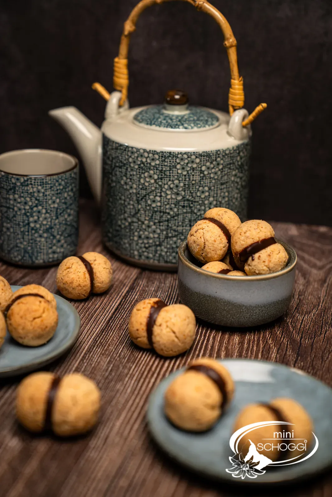 Baci di dama dans un bol et sur de petites assiettes devant la théière