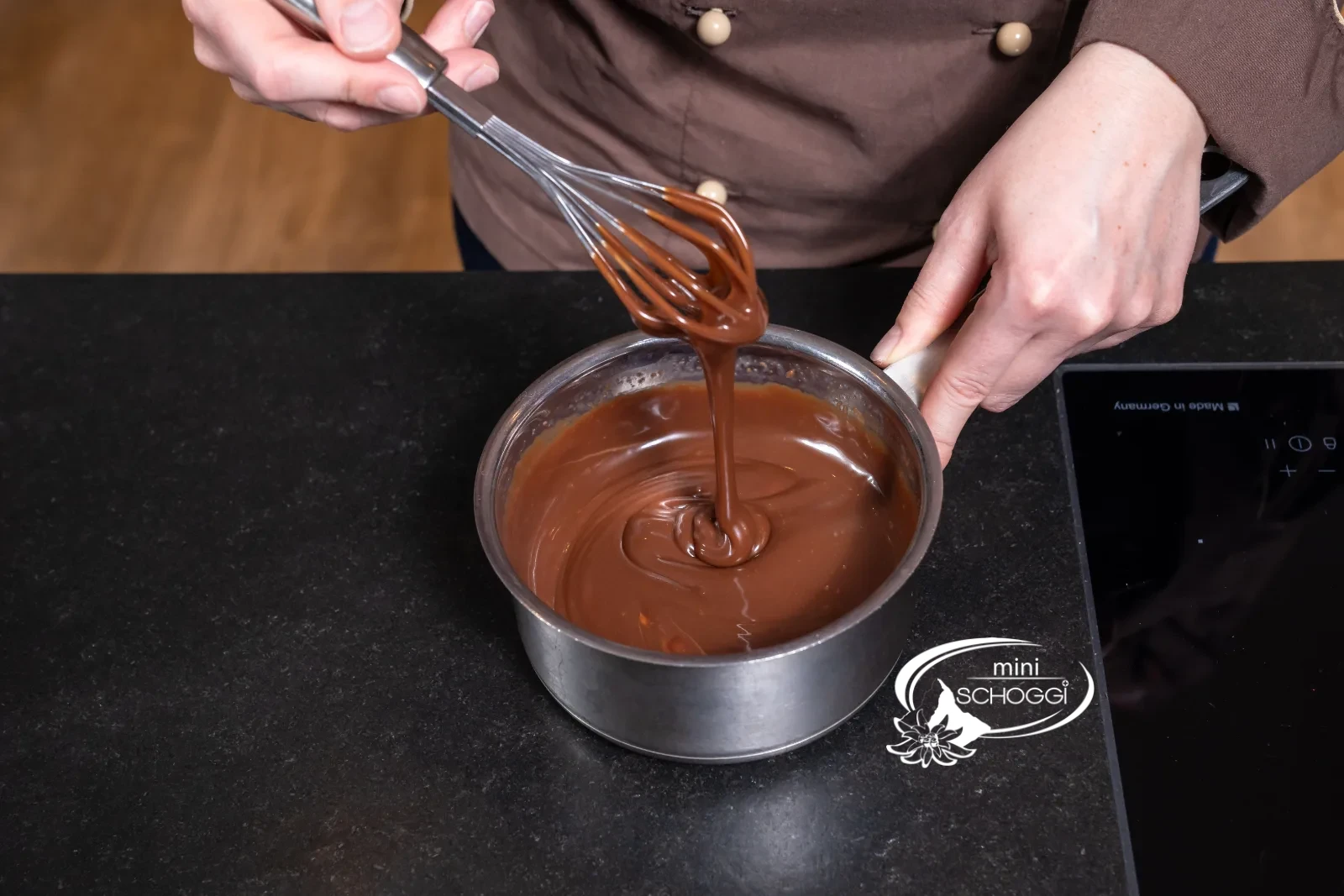 Rahm und Couverture werden zu einer glatten Ganache gerührt
