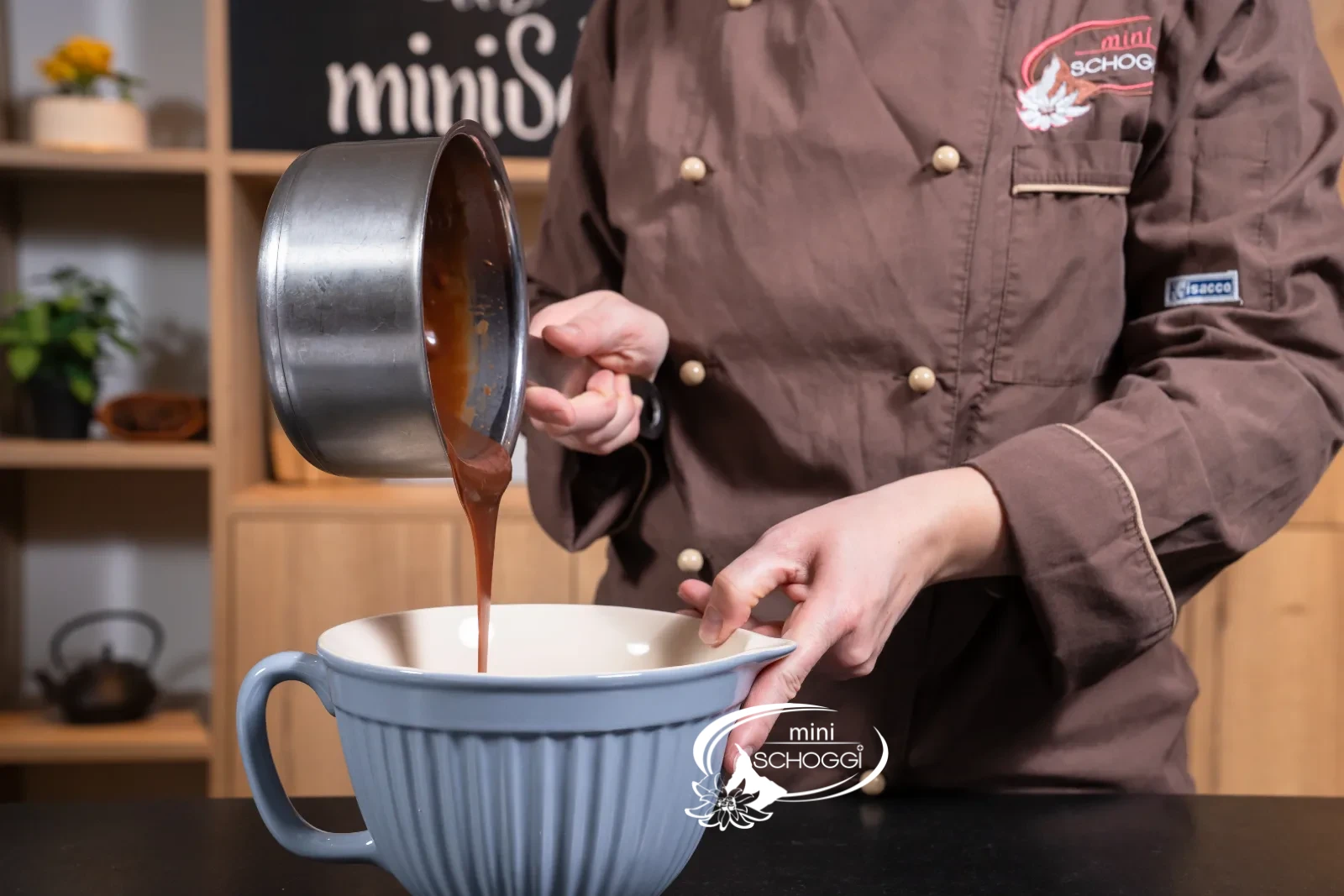 Die fertige Ganache wird in eine flache Schüssel umgegossen