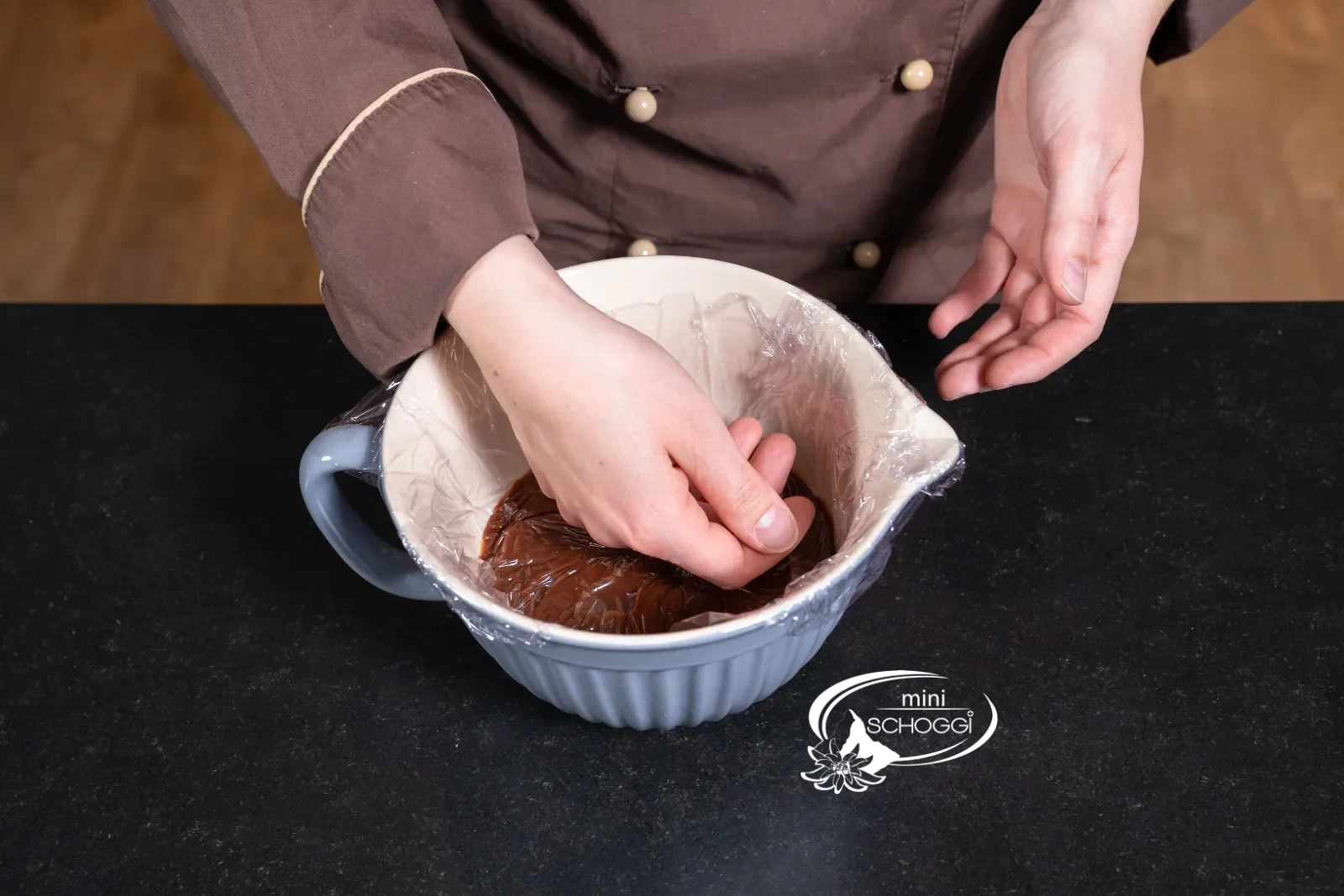 Die Frischhaltefolie wird direkt auf die Ganache gelegt
