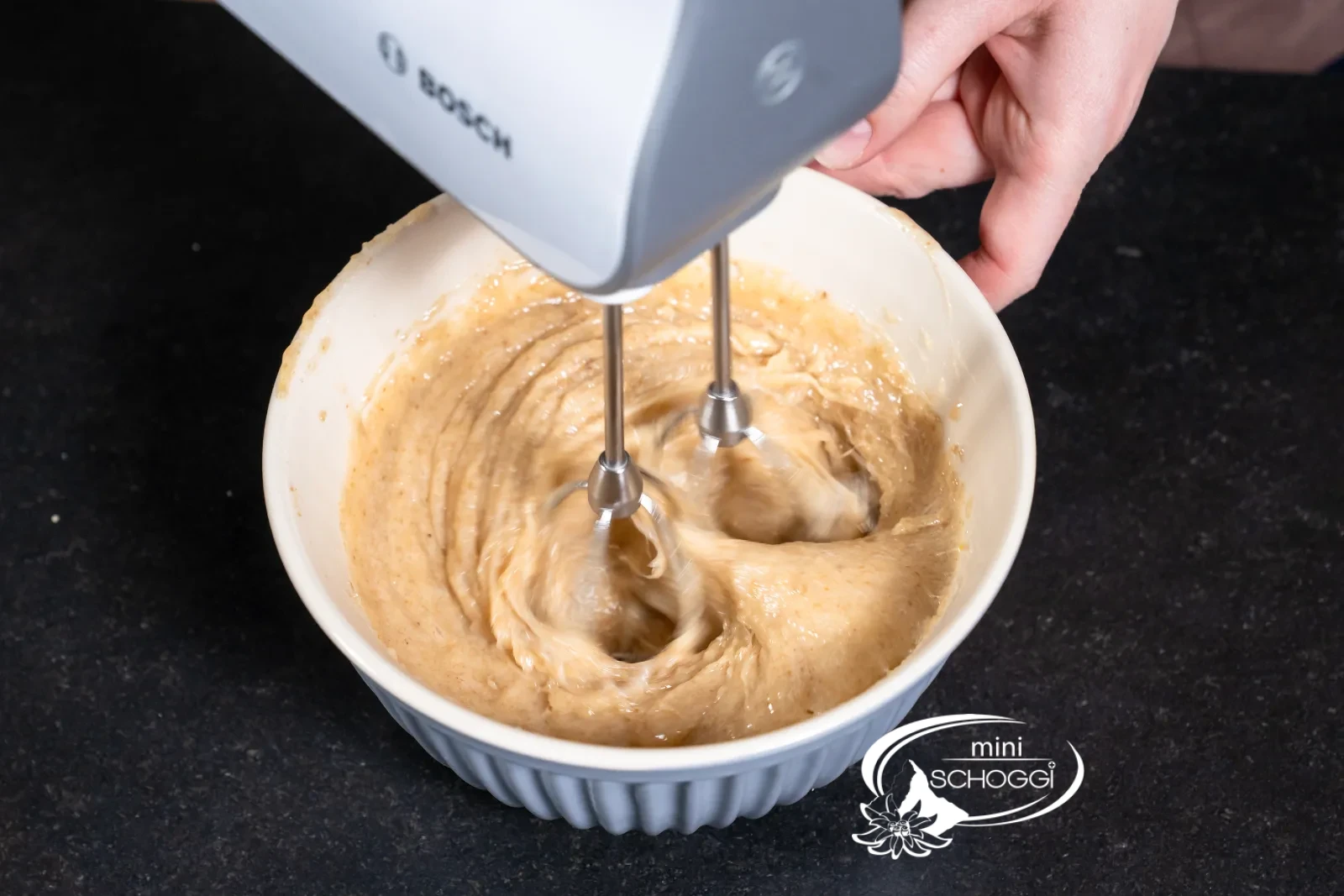 Die warme Masse wird mit dem Handmixer kalt geschlagen