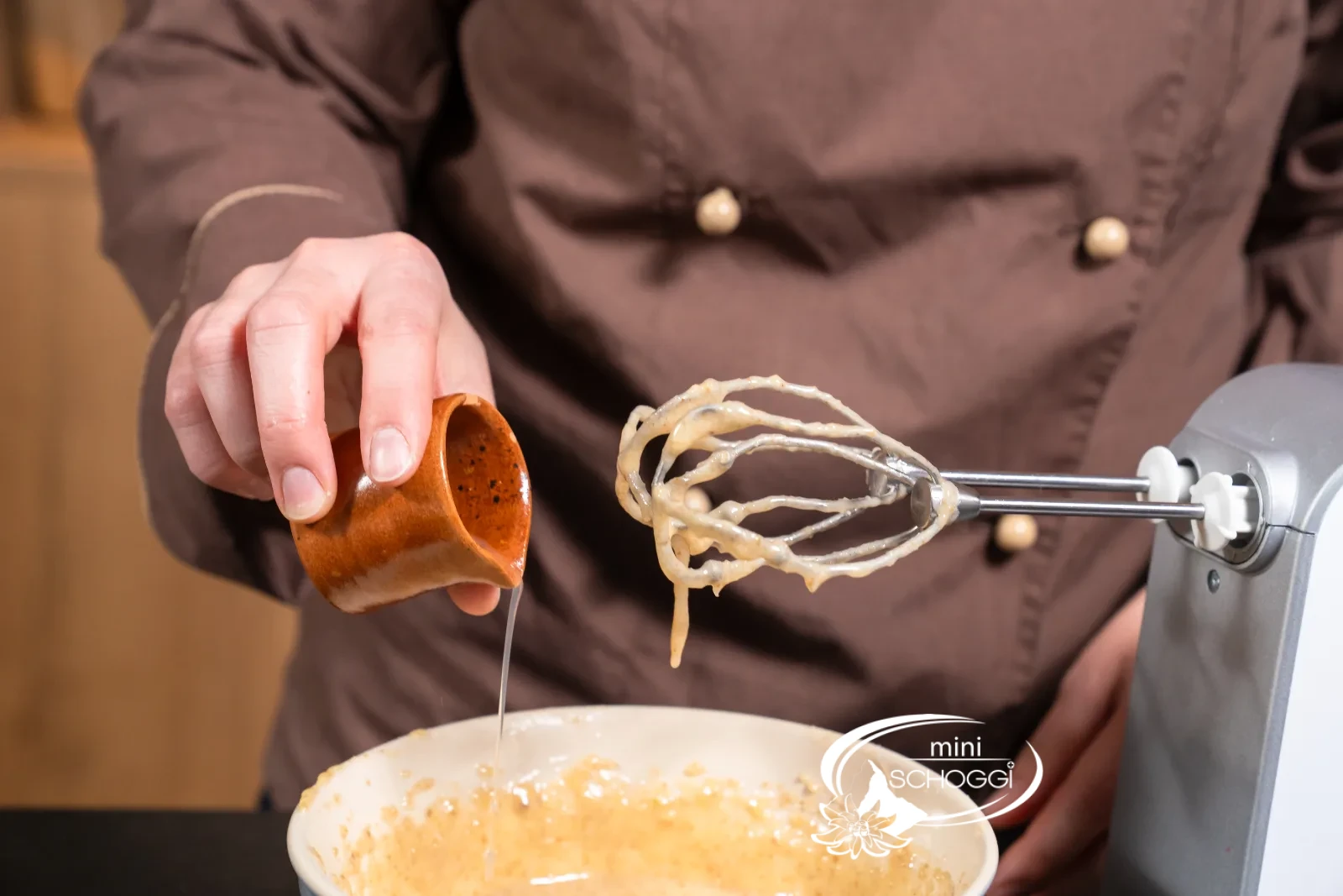 Der Zitronensaft wird zur aufgeschlagenen Masse gegeben