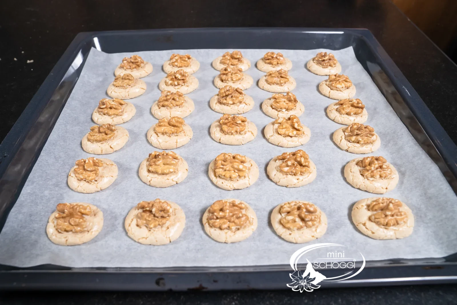 Das volle Blech mit dressierten Baumnussguetzli vor dem Backen