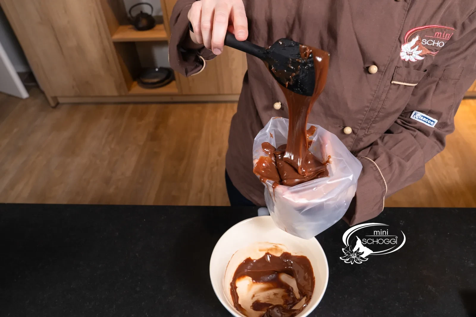 Die durchgerührte Ganache wird in den Spritzbeutel abgefüllt