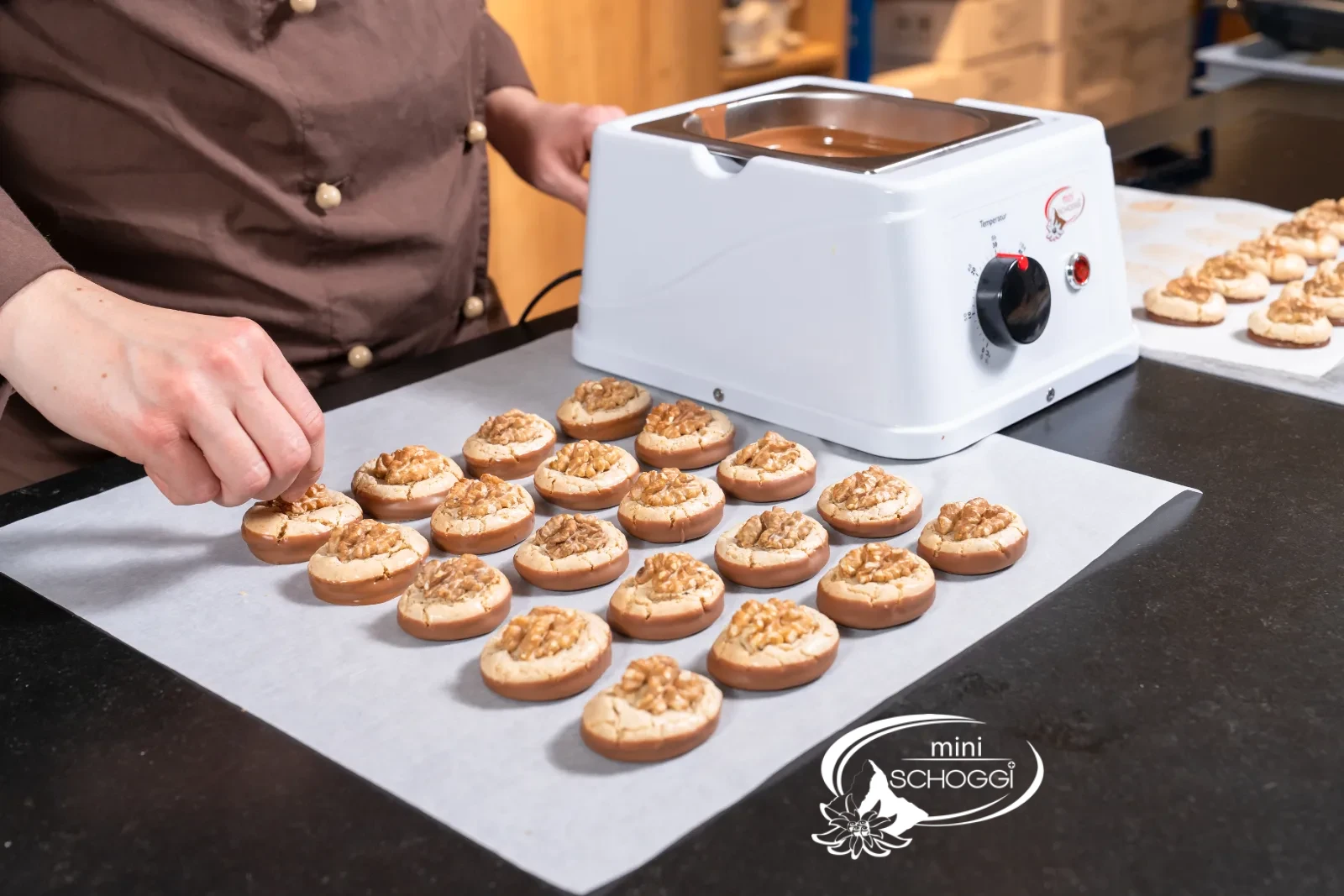 Die fertigen Baumnuss-Kuss-Guetzli in der miniSchoggi-Backstube