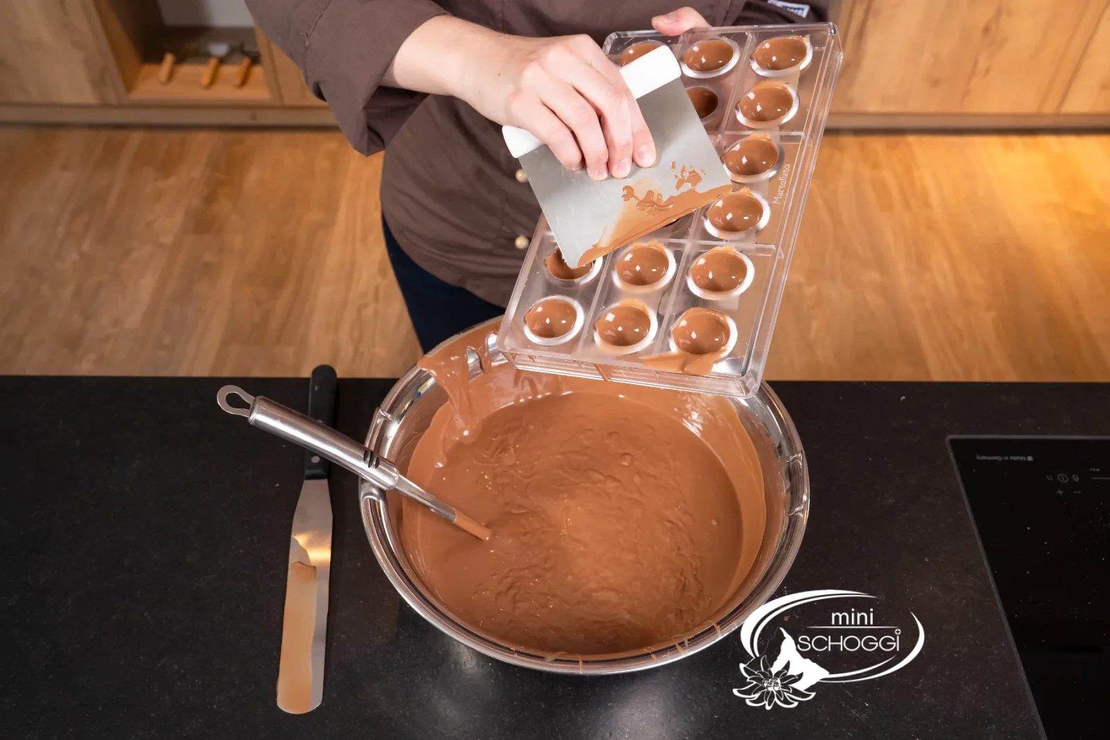 I gusci delle praline pronti nello stampo, pronti per il frigorifero