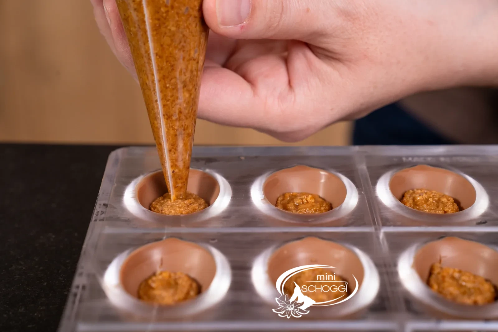 I gusci delle praline sono riempiti a metà con pasta di noci
