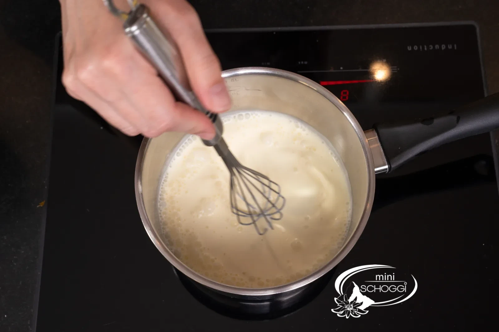 Panna intera con glucosio e sorbitolo bolle nella padella
