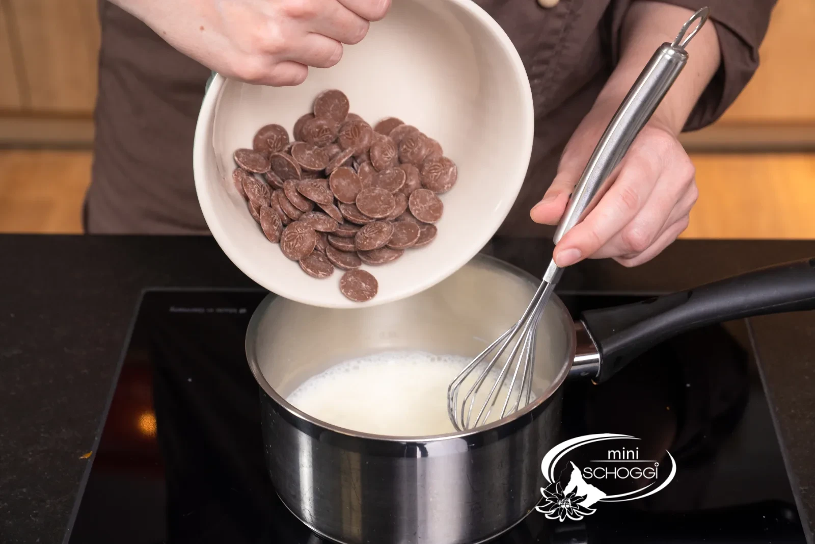 I callets di copertura al latte vengono aggiunti alla panna calda