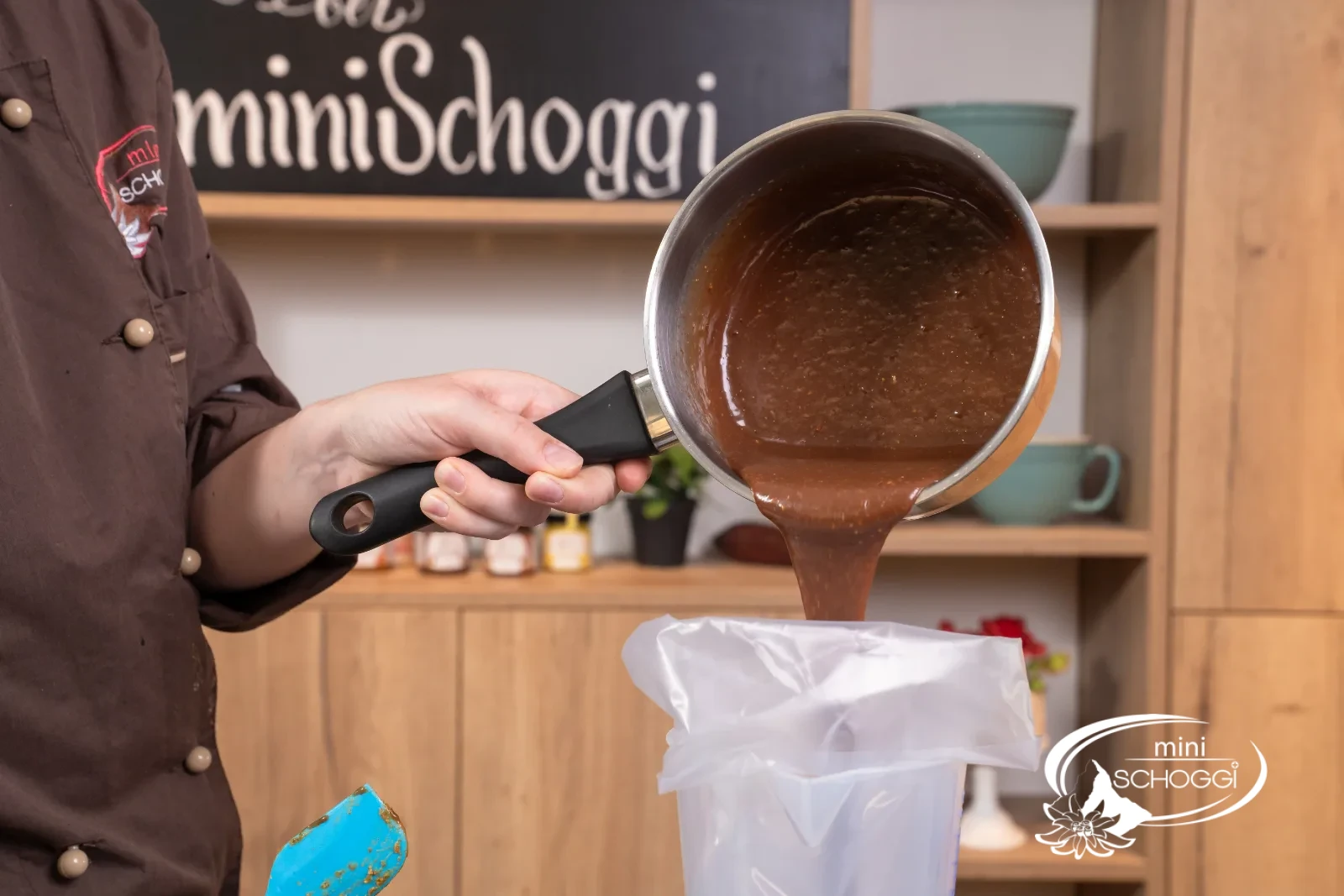 La ganache alle noci viene trasferita in un sac à poche
