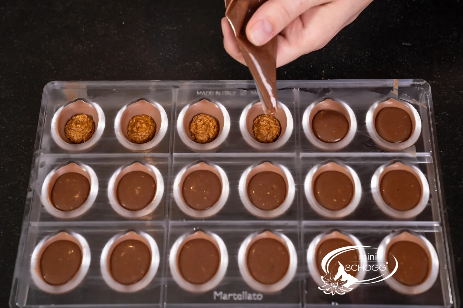 Tutte le praline sono riempite di ganache fino a 2 mm sotto il bordo