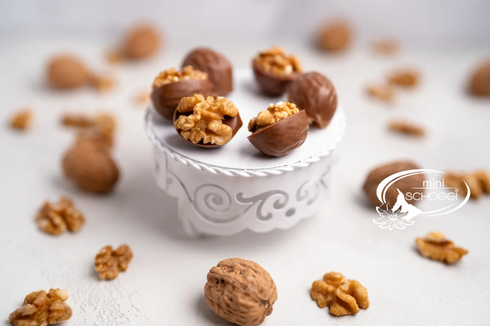 Praline alle noci finite con noci intere accanto allo stampo per praline