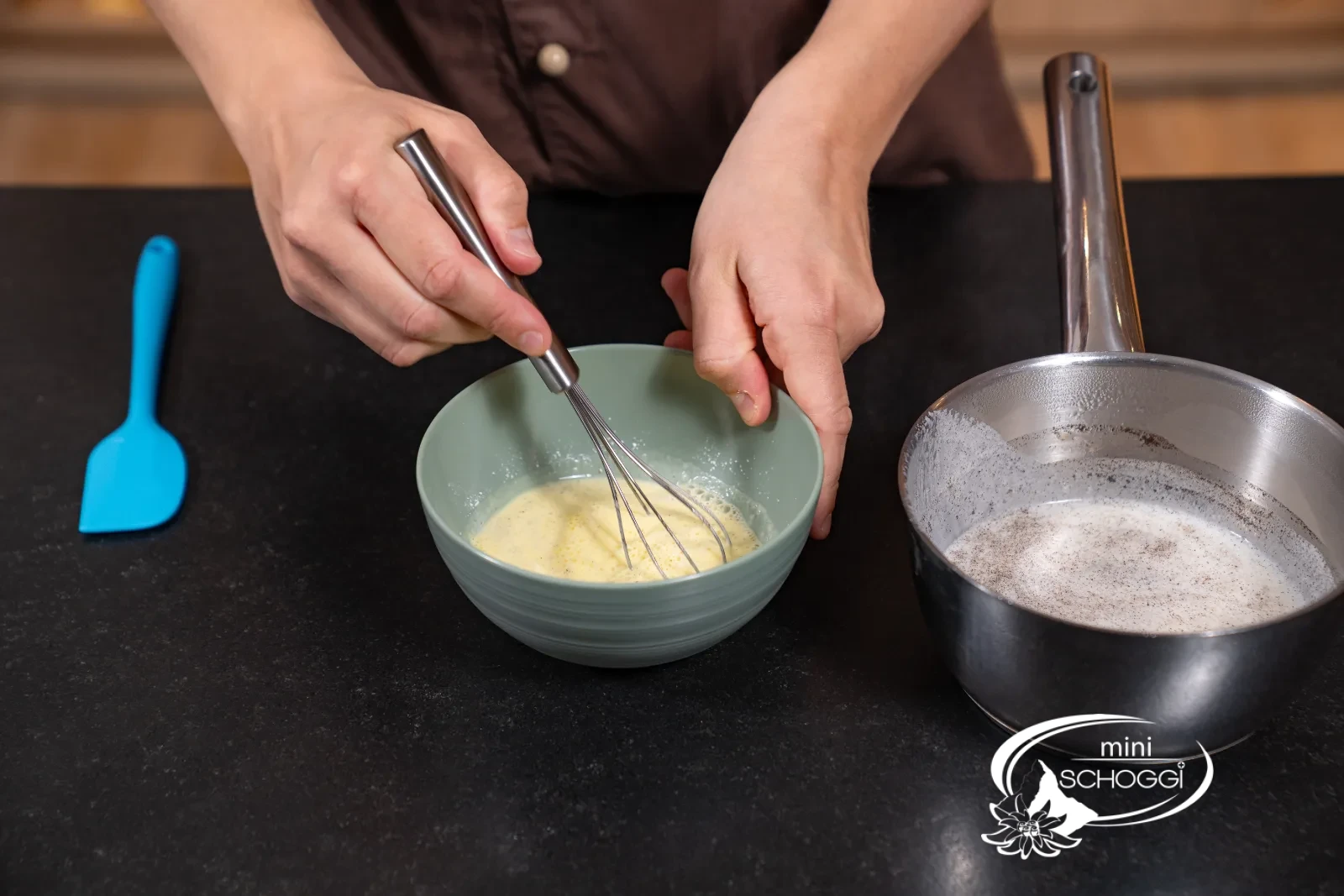 Vanillecreme-Pulver wird mit kalter Milch klümpchenfrei verrührt