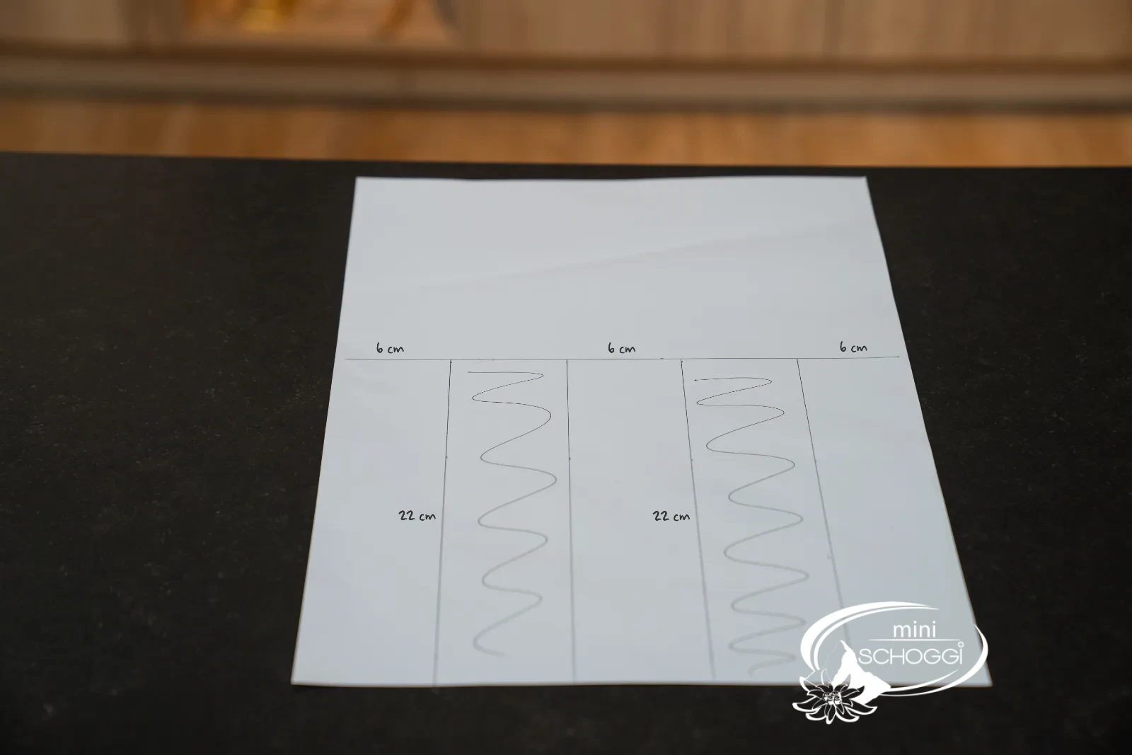 A3-Blatt mit aufgezeichneten Biskuit-Streifen 22 × 6 cm als Spritzvorlage