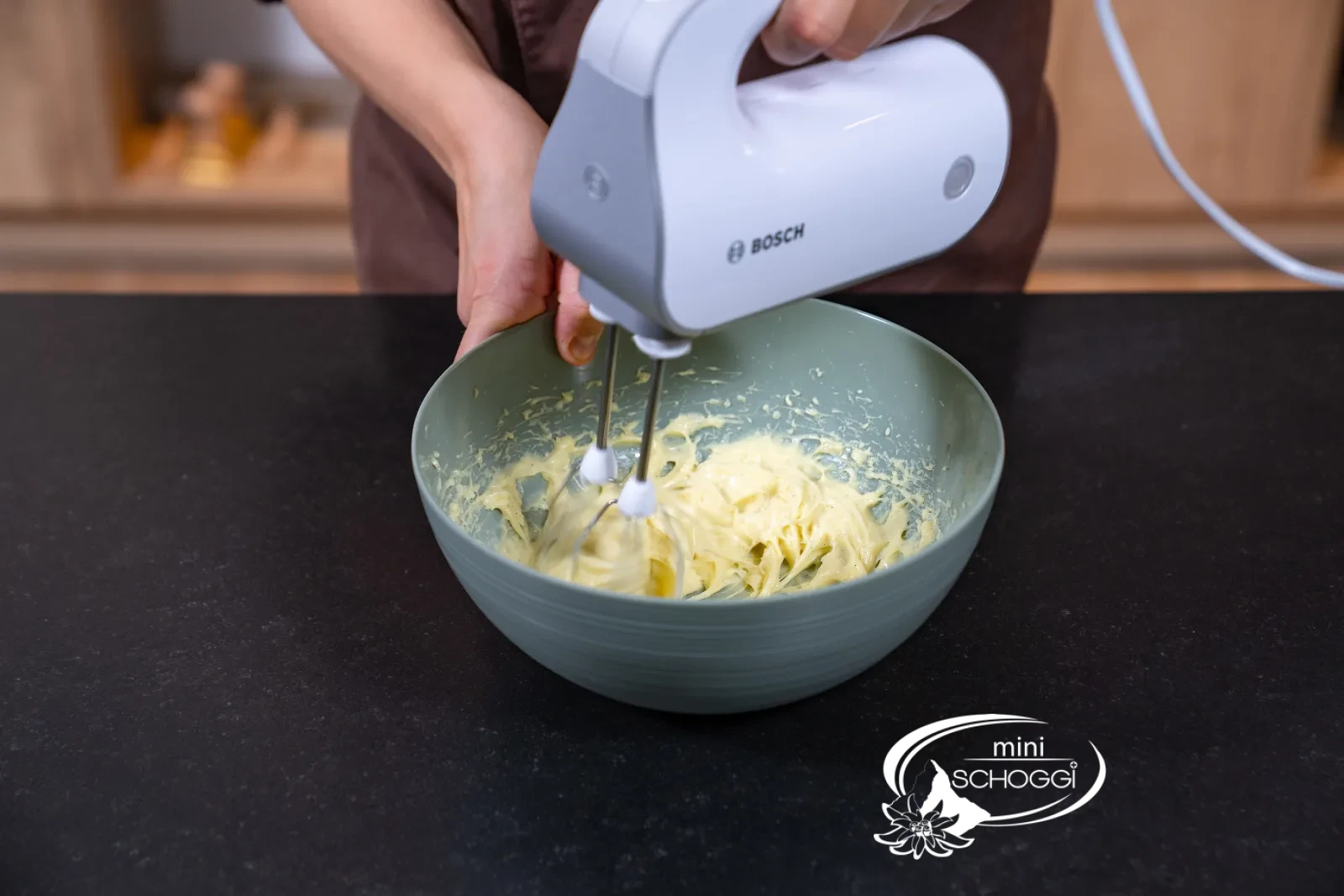 Kalte Vanillecreme wird mit dem Handmixer aufgelockert