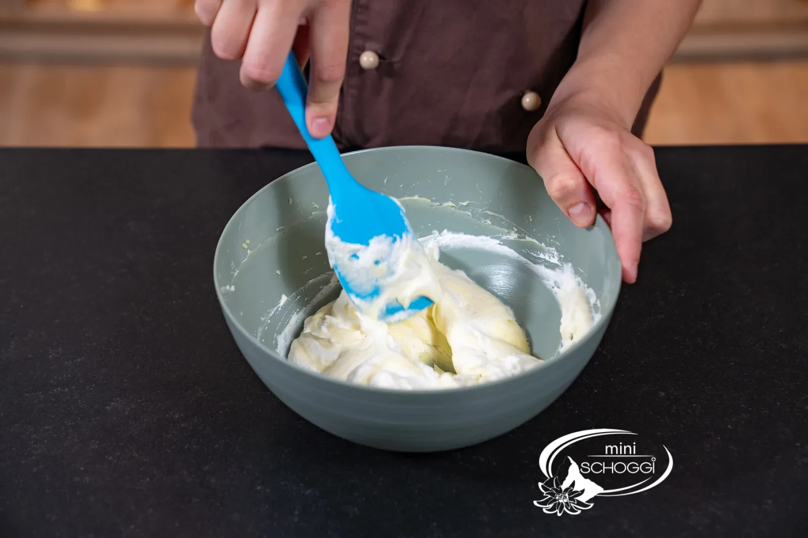 Geschlagener Rahm wird unter die Vanillecreme gehoben