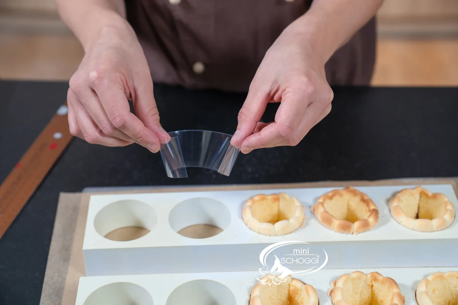 Biskuit-Streifen wird zum Kreis geformt und in die Patisserie-Form gesetzt