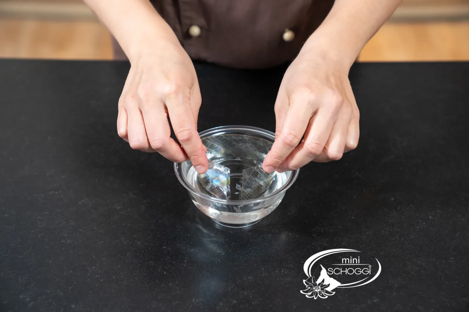 Blattgelatine wird in einer Schale mit kaltem Wasser eingeweicht