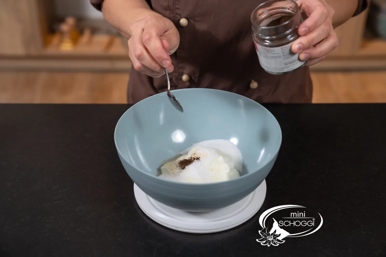 Quark mit Zucker, Salz und Vanille in der Schüssel auf der Waage