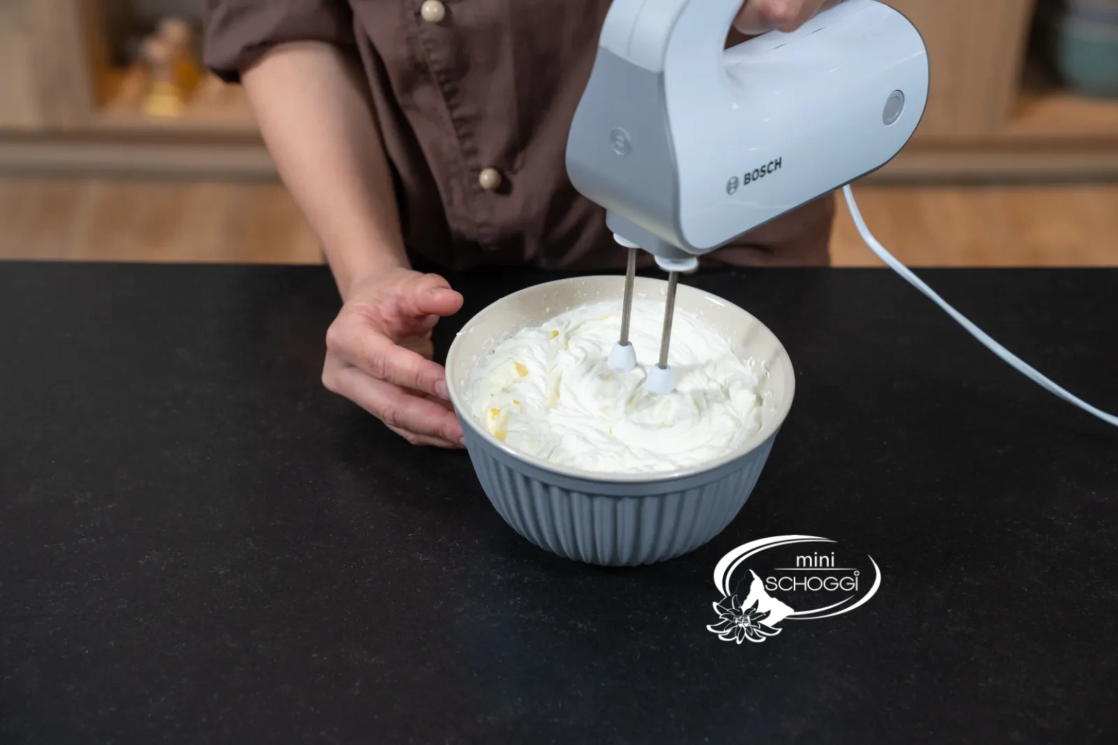 Geschlagener Rahm wird unter die Vanillecreme gehoben