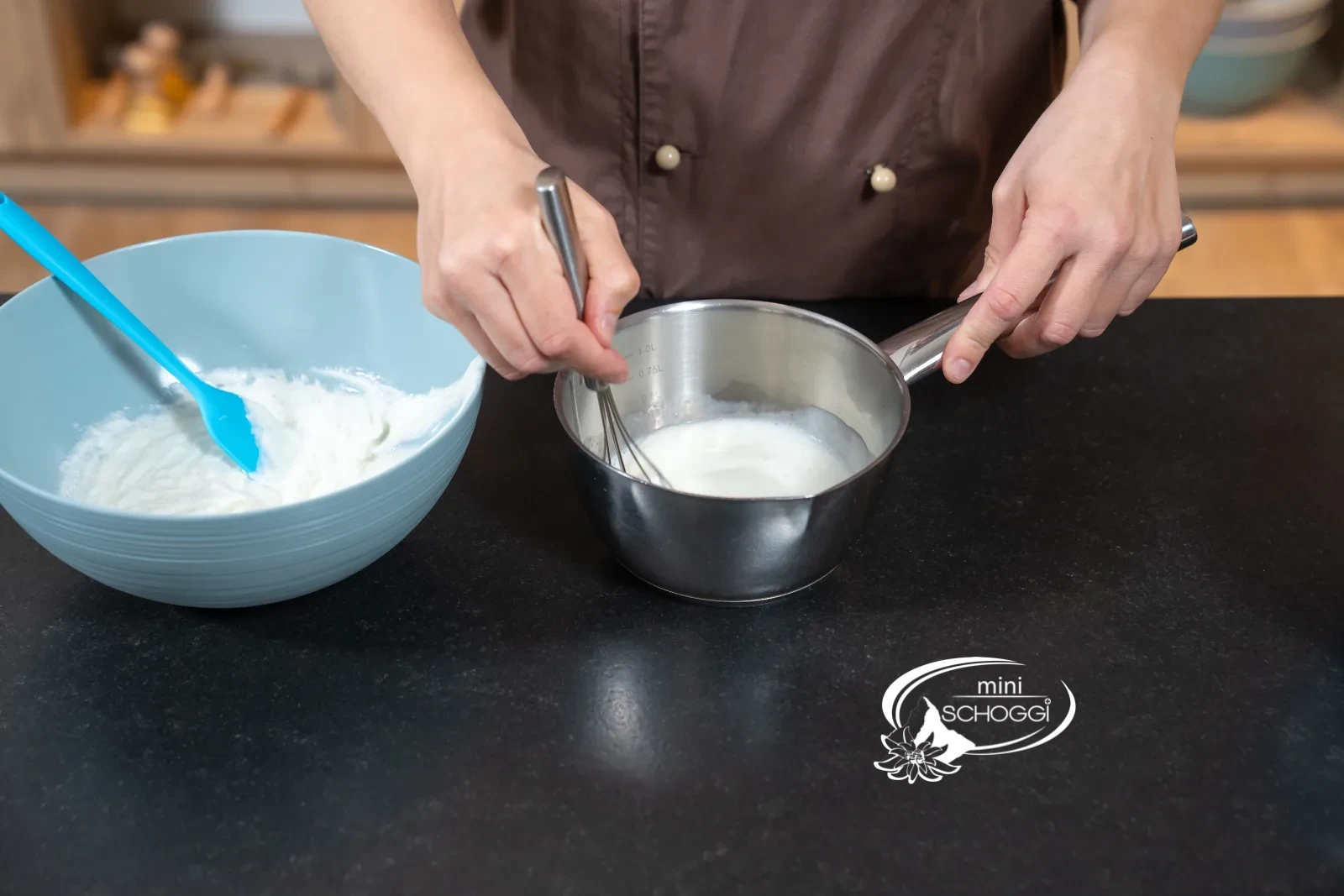 Quarkmasse wird gerührt, daneben der Topf mit geschmolzener Gelatine