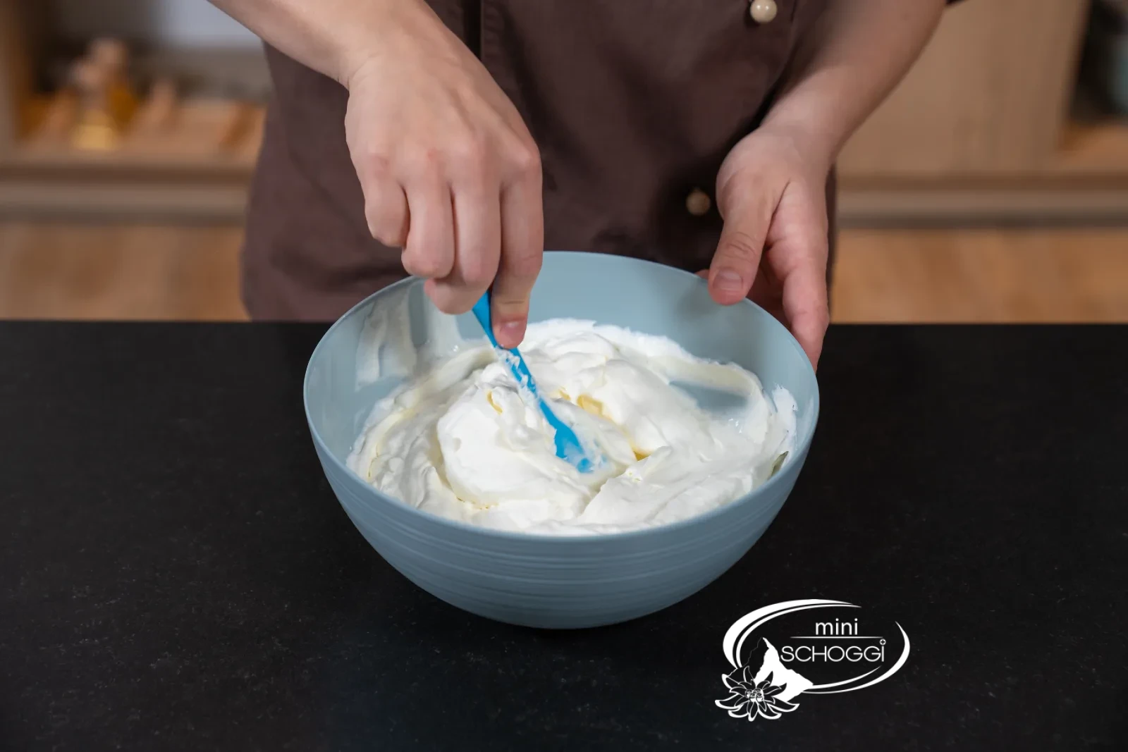 Geschlagener Rahm wird in Portionen unter die Quarkcreme gehoben