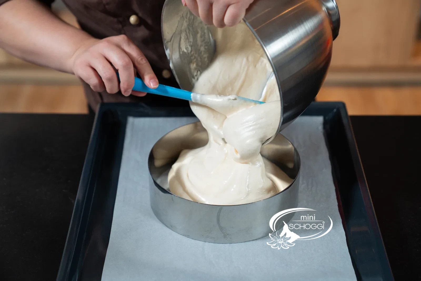 L'impasto per pan di Spagna viene versato nell'anello per torta sulla teglia