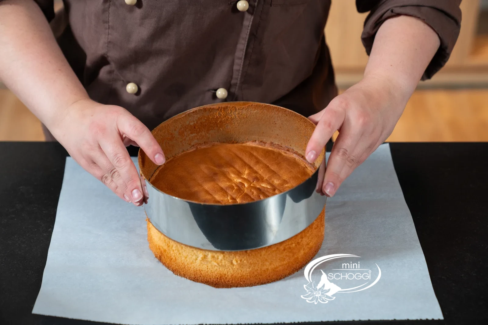 Con la spatola il pan di Spagna viene staccato lungo l'anello per torta