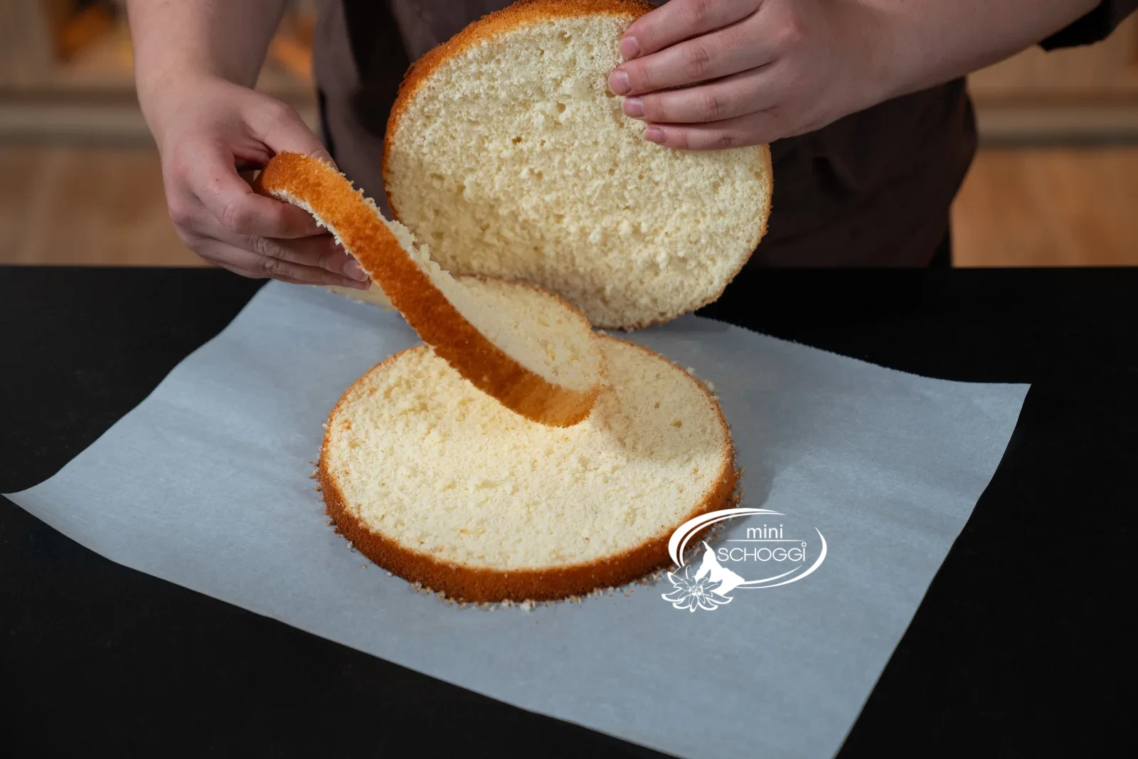Fette di pan di Spagna pronte, di uguale spessore, sovrapposte