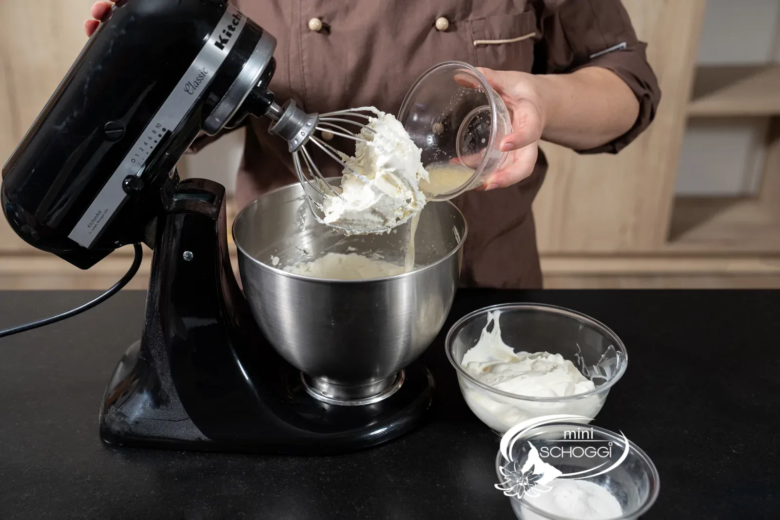 Mascarpone mit Zucker verrühren