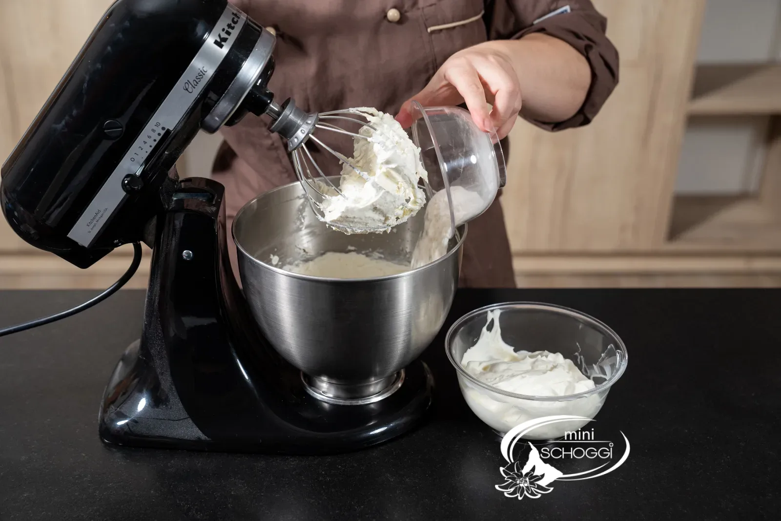 Zitronensaft zur Creme geben