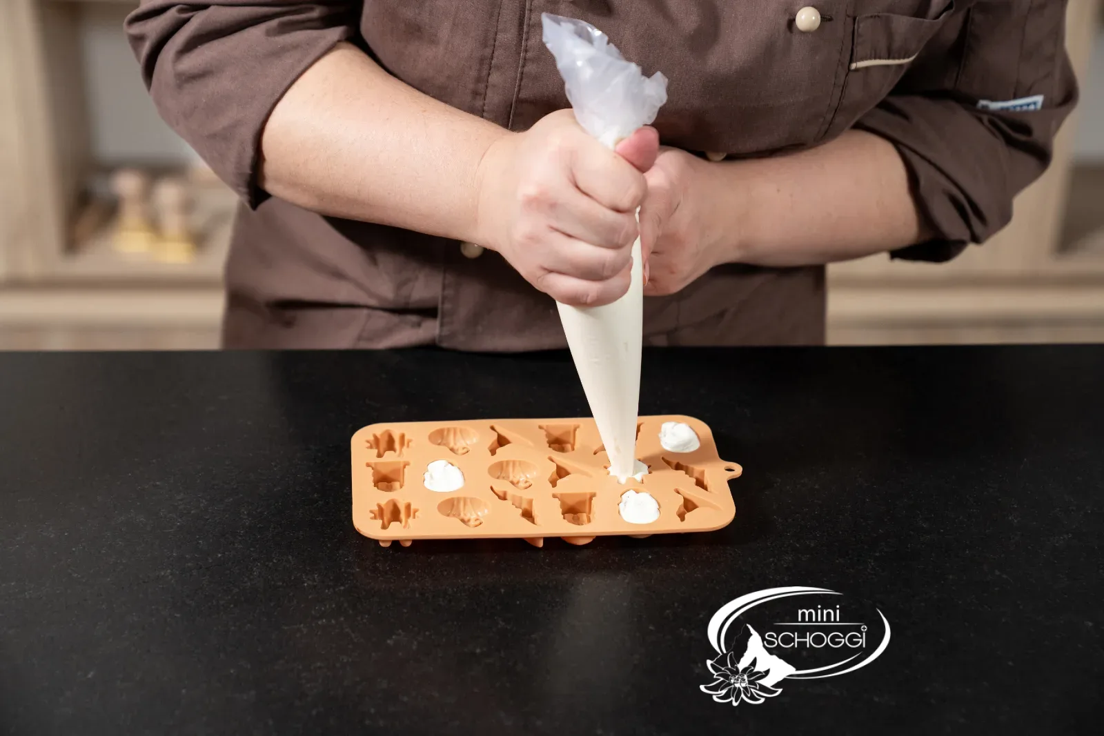 Creme in die Halloween-Silikonform spritzen