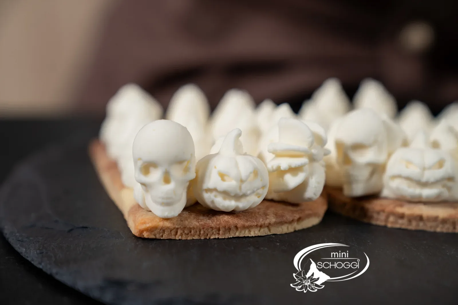Cremefiguren am Rand der Torte