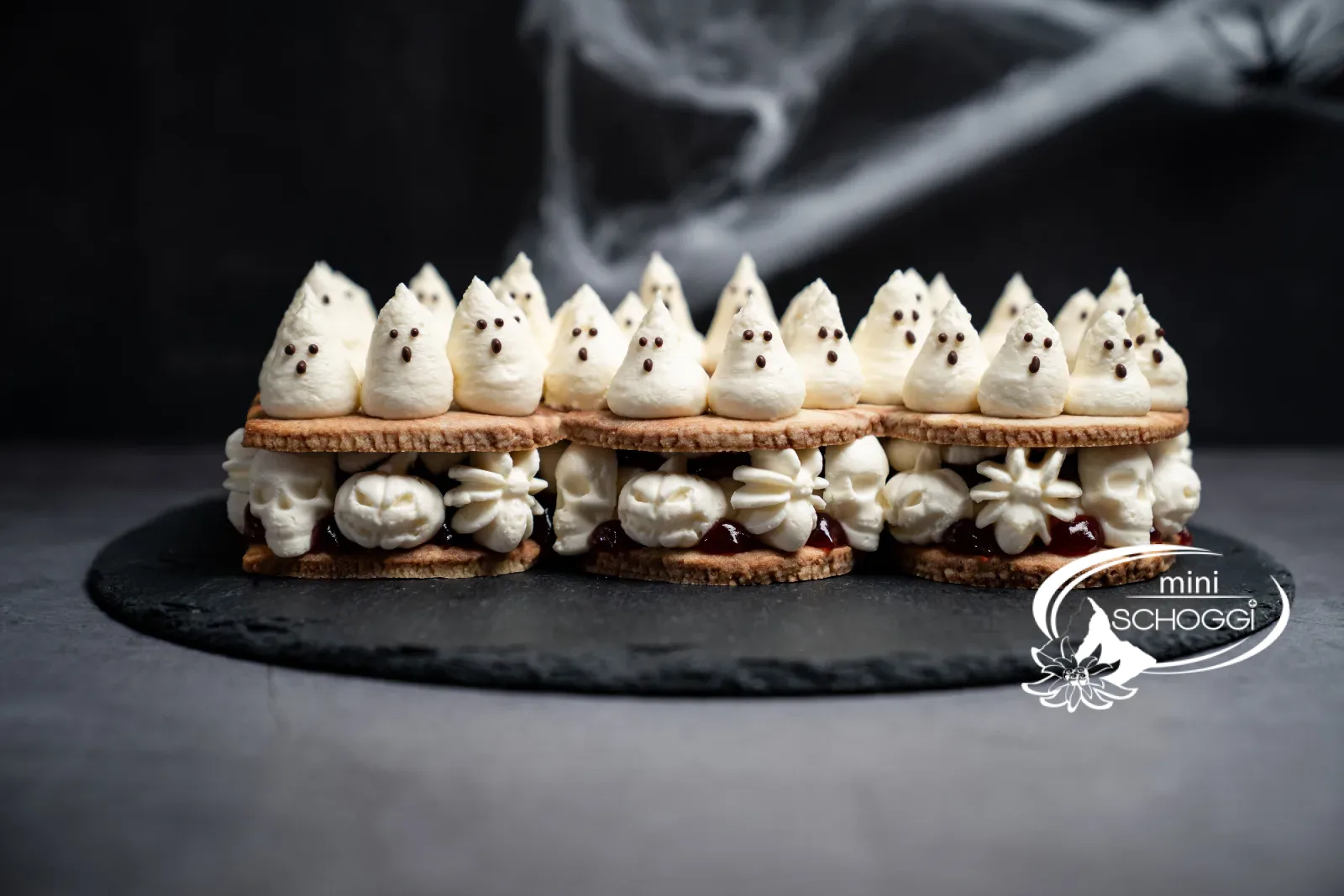 BOO-Torte von der Seite vor dunklem Hintergrund