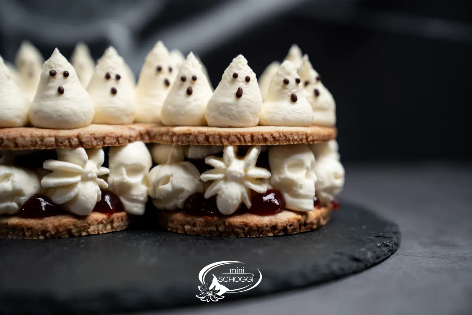 Gespenster und Cremefiguren an der BOO-Torte