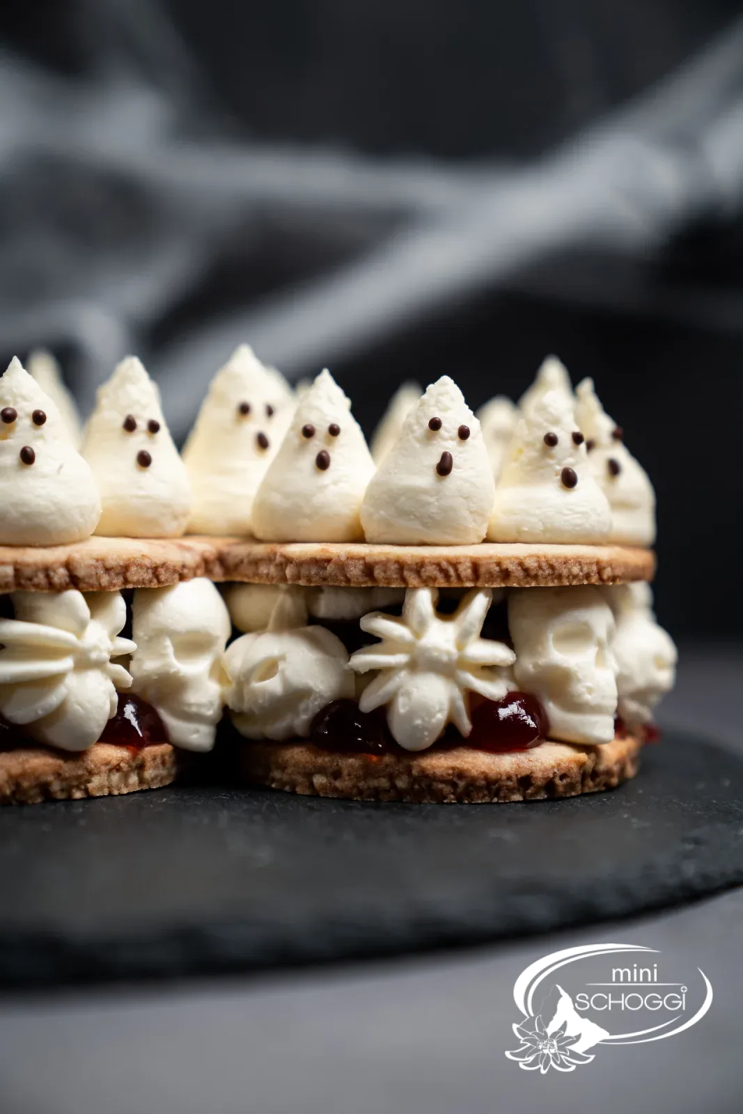 BOO-Torte von der Seite mit Totenköpfen, Spinnen und Konfitüre